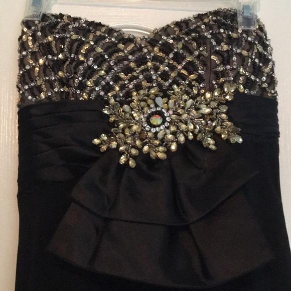 Long black gown with beaded bodice size 4 - Picture 4 of 4